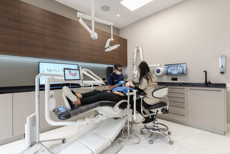 Le Docteur Victor Hazout soigne une patiente avec son assistante.